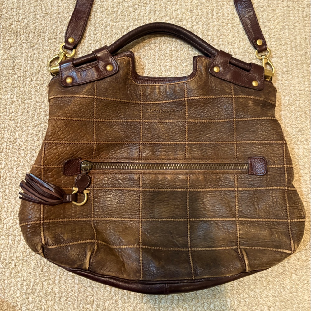 Brown leather crossbody bag with a zipper in great condition.